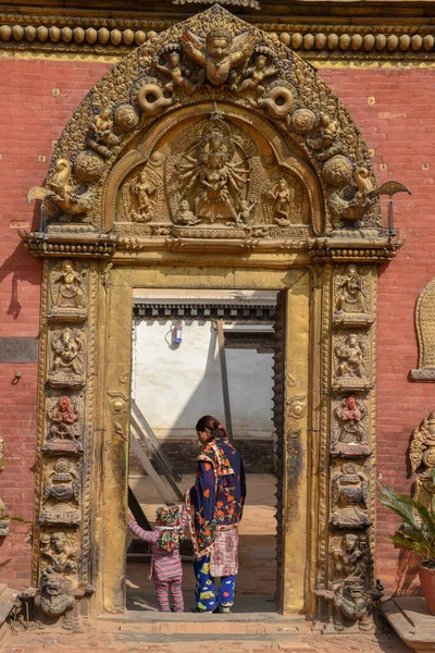 Bhaktapur Nepal January 2020 Woman Daughter Entering Door Durban Square — Stock Photo, Image