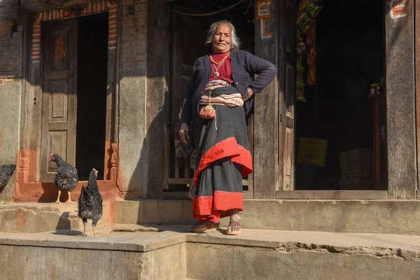 Bhaktapur Nepal Januari 2020 Kvinna Framför Sitt Hus Bhaktapur Nepal — Stockfoto
