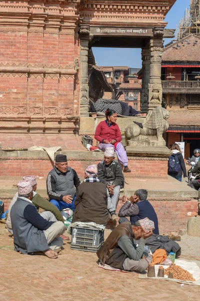 Bhaktapur Nepal Enero 2020 Personas Sentadas Templo Plaza Durban Bhaktapur —  Fotos de Stock