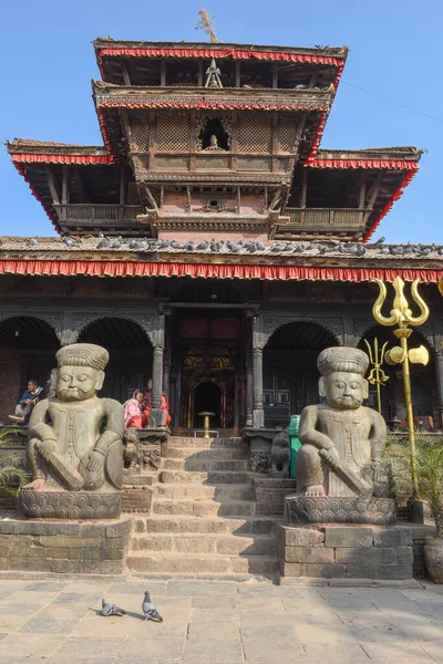 Bhaktapur Nepal Januar 2020 Menschen Sitzen Vor Einem Tempel Tachupal — Stockfoto