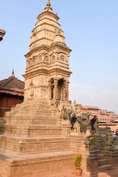 Bhaktapur Nepal Enero 2020 Niños Sentados Templo Plaza Durban Bhaktapur —  Fotos de Stock