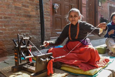 Bhaktapur, Nepal - 28 Ocak 2020: Nepal 'de Bhaktapur' da yün ören yaşlı kadın