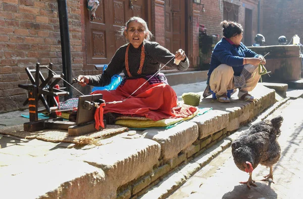 Bhaktapur Nepal January 2020 Old Lady Who Spin Wool Bhaktapur — 图库照片