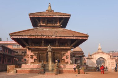 Bhaktapur, Nepal - 28 Ocak 2020: Nepal 'deki Durban Meydanı' nda yürüyen insanlar