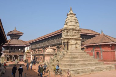 Bhaktapur, Nepal - 28 Ocak 2020: Nepal 'deki Durban Meydanı' nda yürüyen insanlar