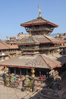 Bhaktapur, Nepal - 28 Ocak 2020: Nepal 'deki Bhaktapur Meydanı' nda yürüyen insanlar