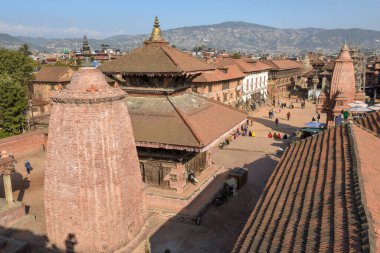 Bhaktapur, Nepal - 28 Ocak 2020: Nepal 'deki Durban Meydanı' nda yürüyen insanlar