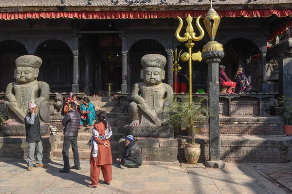 Bhaktapur Nepal Januar 2020 Mennesker Der Går Tachupal Pladsen Bhaktapur - Stock-foto