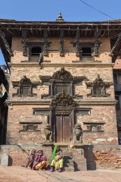 Bhaktapur Nepal Januar 2020 Menschen Sitzen Vor Einem Traditionellen Haus — Stockfoto
