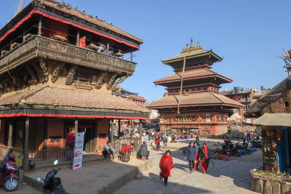 Bhaktapur Nepal Enero 2020 Personas Caminando Plaza Tachupal Bhaktapur Nepal —  Fotos de Stock