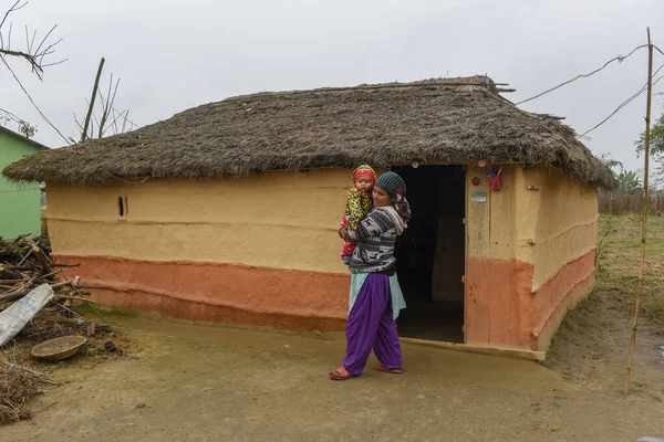 Chitwan Nepal Stycznia 2020 Kobieta Przed Swoim Tradycyjnym Wiejskim Domem — Zdjęcie stockowe