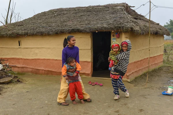 Chitwan Nepal Enero 2020 Niños Frente Casa Rural Tradicional Chitwan —  Fotos de Stock