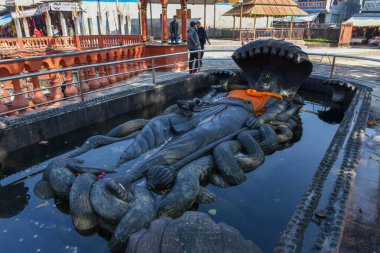 Pokhara, Nepal - 13 Ocak 2020: Nepal, Pokhara 'daki Gupteshwor Mahadev mağarasının girişinde Hindu heykeli