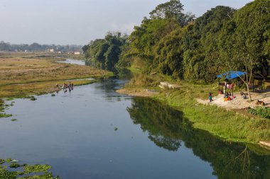 Chitwan, Nepal - 20 Ocak 2020: Nepal 'deki Chitwan Ulusal Parkı Rapti Nehri