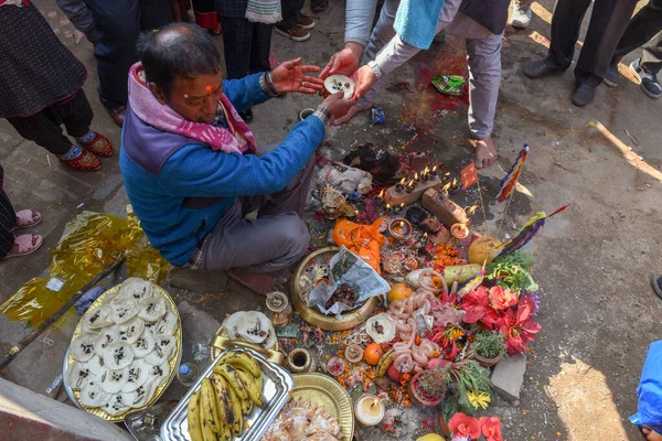 Bhaktapur Nepal Janeiro 2020 Pessoas Sacrifício Hindu Bhaktapur Nepal — Fotografia de Stock