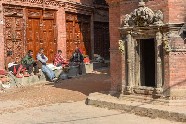 Bhaktapur Nepál 2020 Január Nepáli Bhaktapur Hagyományos Háza Előtt Ülő — Stock Fotó