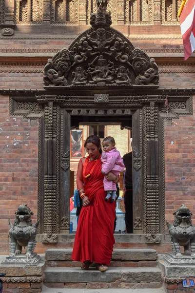 Bhaktapur Nepal January 2020 Woman Coming Out Door Traditional House — 图库照片