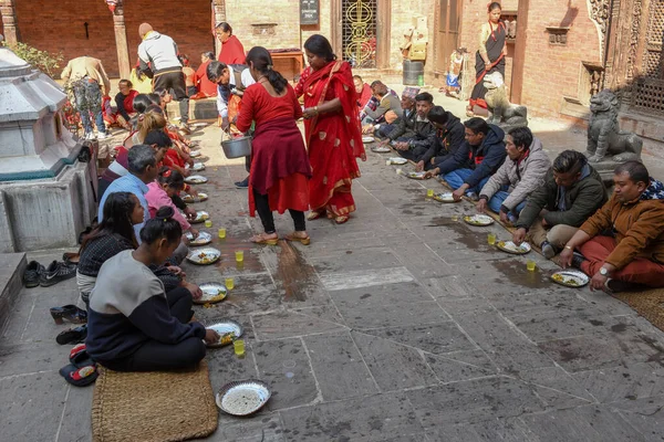 Bhaktapur Nepal January 2020 People Eating Courtyard Traditional House Bhaktapur — Stock Photo, Image