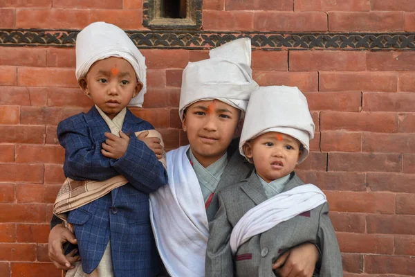 Bhaktapur Nepal January 2020 Tree Children Posing Bhaktapur Nepal — 图库照片
