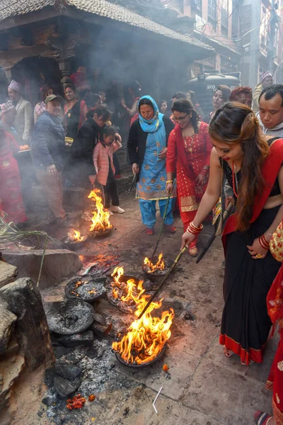 Bhaktapur Nepal Stycznia 2020 Ludzie Hinduskiej Ofierze Bhaktapur Nepalu — Zdjęcie stockowe
