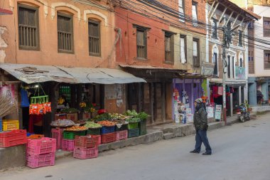 Tansen, Nepal - 14 Ocak 2020: Nepal 'deki Tansen' in eski merkezinde yürüyen insanlar