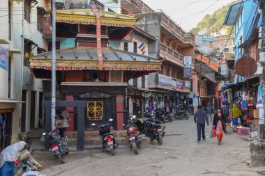 Tansen, Nepal - 14 Ocak 2020: Nepal 'deki Tansen' in eski merkezinde yürüyen insanlar