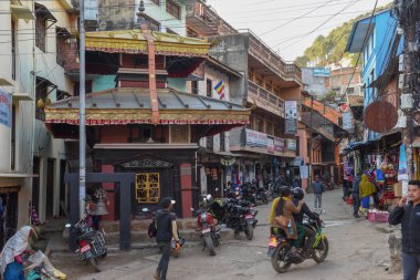 Tansen, Nepal - 14 Ocak 2020: Nepal 'deki Tansen' in eski merkezinde yürüyen insanlar