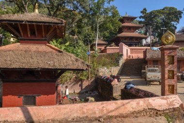 Tansen, Nepal - 15 Ocak 2020: Nepal 'deki Tansen tapınağındaki insanlar