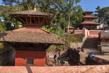 Tansen, Nepal - 15 Ocak 2020: Nepal 'deki Tansen tapınağındaki insanlar