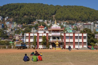 Tansen, Nepal - 15 Ocak 2020: Nepal 'de Tansen' de bir sahada oturan insanlar