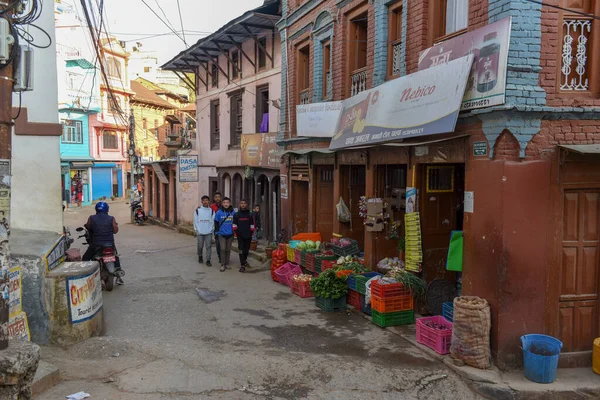 Tansen, Nepal - 14 Ocak 2020: Nepal 'deki Tansen' in eski merkezinde yürüyen insanlar