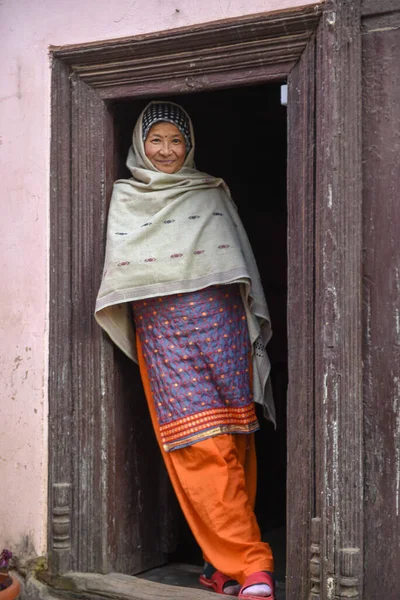 Tansen Nepal Januari 2020 Kvinna Vid Dörren Till Sin Hous — Stockfoto