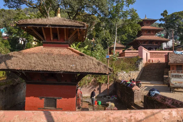 Tansen, Nepal - 15 Ocak 2020: Nepal 'deki Tansen tapınağındaki insanlar