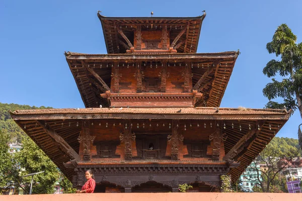 Tansen, Nepal - 15 Ocak 2020: Nepal 'deki Tansen tapınağında bir kadın
