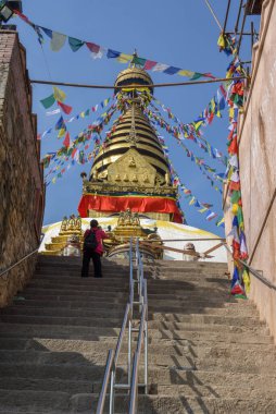 Katmandu, Nepal 7 Ocak 2020: Nepal 'de Katmandu' da Swayambhunath tapınağını ziyaret eden insanlar