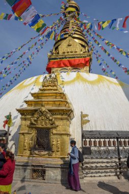 Katmandu, Nepal 7 Ocak 2020: Nepal 'de Katmandu' da Swayambhunath tapınağını ziyaret eden insanlar