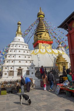 Katmandu, Nepal 7 Ocak 2020: Nepal 'de Katmandu' da Swayambhunath tapınağını ziyaret eden insanlar