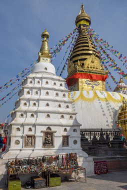 Katmandu, Nepal 7 Ocak 2020: Nepal 'de Katmandu' da Swayambhunath tapınağını ziyaret eden insanlar