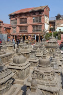 Katmandu, Nepal 7 Ocak 2020: Nepal 'de Katmandu' da Swayambhunath tapınağını ziyaret eden insanlar
