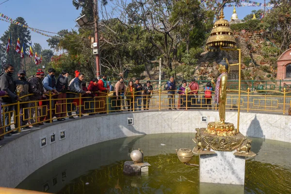 尼泊尔加德满都 2020年1月7日 人们向尼泊尔加德满都Swayambhunath神庙的喷泉投掷硬币 — 图库照片
