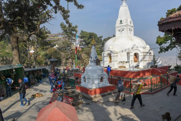 Katmandú Nepal Enero 2020 Personas Que Visitan Templo Swayambhunath Katmandú —  Fotos de Stock