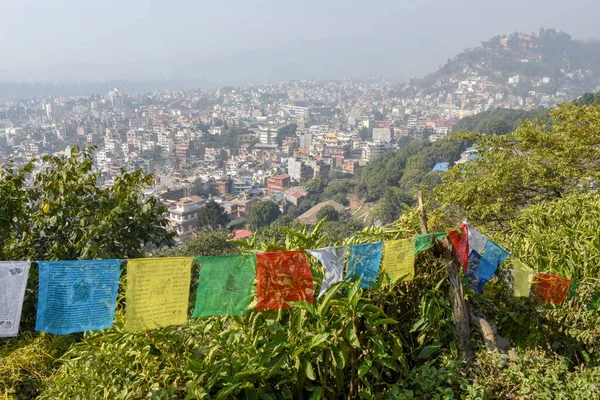 加德满都市从Swayambhunath庙宇山中的城市景观 — 图库照片