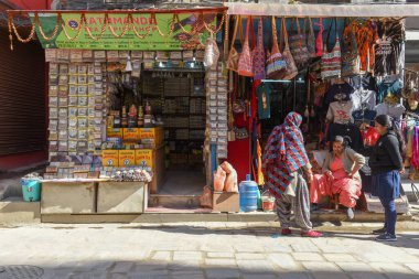 Katmandu, Nepal - 6 Ocak 2020: Nepal 'deki Katmandu' da küçük bir çay dükkanı
