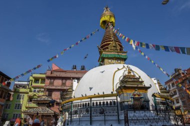 Katmandu, Nepal - 6 Ocak 2020: Nepal 'deki Katmandu tapınağının önünde oturan insanlar