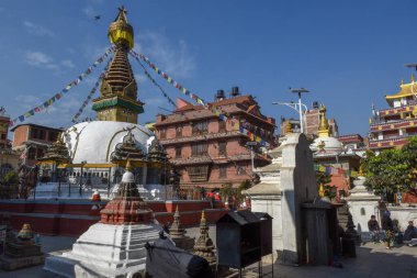 Katmandu, Nepal - 6 Ocak 2020: Nepal 'deki Katmandu tapınağının önünde oturan insanlar