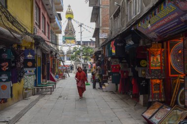 Katmandu, Nepal - 8 Ocak 2020: Nepal 'de Katmandu' nun eski merkezinde yürüyen insanlar