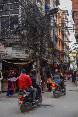 Katmandu, Nepal - 30 Ocak 2020: Nepal 'de Katmandu' da çok sayıda karmaşık elektrik kablosu