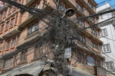 Nepal 'deki Katmandu' da dolanmış elektrik kabloları