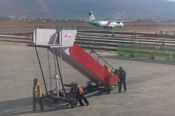 ネパールのカトマンズ 2020年1月5日 ネパールのカトマンズ空港で乗客をドロップするはしごを押す労働者 — ストック写真