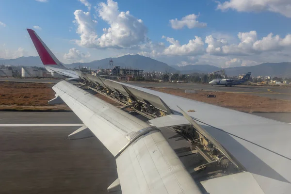 在尼泊尔加德满都机场降落的飞机 — 图库照片